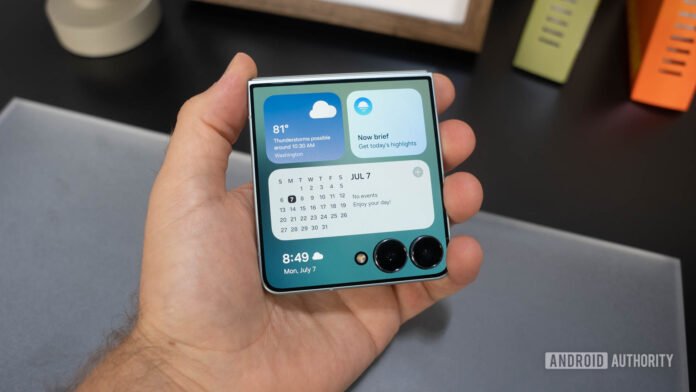 Galaxy Z Flip 7, Flip 7 FE get a major cover screen widget upgrade