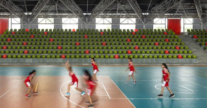 The pyramidal steel roof designed by Thirdspace tops the university's sports arena in India, creating a striking and modern architectural landmark. This unique design features a series of interconnected pyramidal structures that provide a massive, open-span roof for the arena.

 第三空间（Thirdspace）的创意让这座体育馆呈现出独特的金字塔形钢屋顶。这一造型不仅美观，而且能够为内部空间提供一个宏伟的室内环境，使得该体育馆成为印度大学校园中引人注目的建筑景观。

Construction of such a roof involves careful planning and execution. The use of steel as the primary material allows for a high degree of strength, durability, and flexibility in design. The pyramidal shape is not only aesthetically pleasing but also structurally efficient, as it distributes the weight of the roof evenly and provides excellent resistance to external forces such as wind and rain.

体育馆的设计与其材料密切相关，钢材、混凝土及其他辅助材料共同构成了金字塔形的屋顶体系。对于金字塔形钢屋顶的设计，需要考虑多种因素，包括结构的稳定性、耐久性、以及成本效益等。

Thirdspace's innovative design has turned the university's sports arena into a state-of-the-art facility, offering students, athletes, and spectators an exceptional experience. The arena's unique appearance has also made it a recognizable landmark on the university campus, reflecting the institution's commitment to innovation, sustainability, and excellence in sports and education.

这座体育馆不仅为大学提供了一个功能齐全的现代化运动场，而且成为了大学精神和创新的象征。金字塔形钢屋顶的独特设计使得体育馆在大学校园中脱颖而出，体现了大学对创新、可持续发展以及体育和教育卓越性的追求。

Overall, the pyramidal steel roof designed by Thirdspace for the university's sports arena in India represents a remarkable achievement in architectural innovation, showcasing the potential for creative and functional design in sports infrastructure. As a symbol of the university's dedication to excellence and innovation, this iconic structure is poised to inspire generations of students, athletes, and scholars to come.

这座体育馆的成功也证明了创新设计和先进技术在建筑领域的重要性，体现了设计师、工程师和建筑师们对卓越和可持续性的不懈追求。
