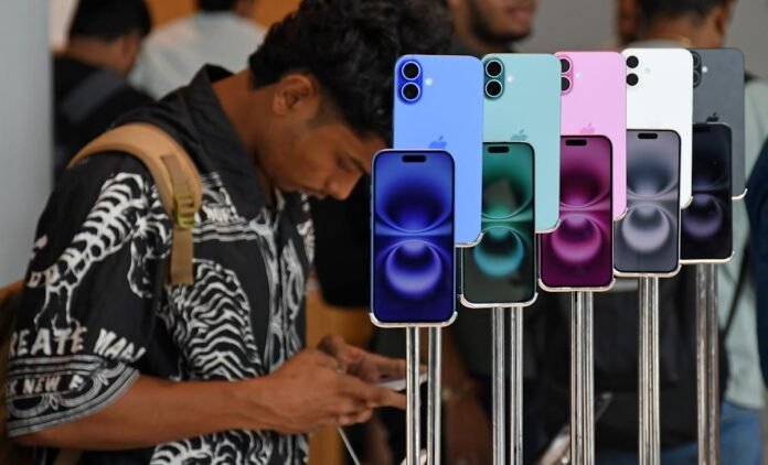 US smartphone market sees sluggish growth as India-made phones surge, Canalys says